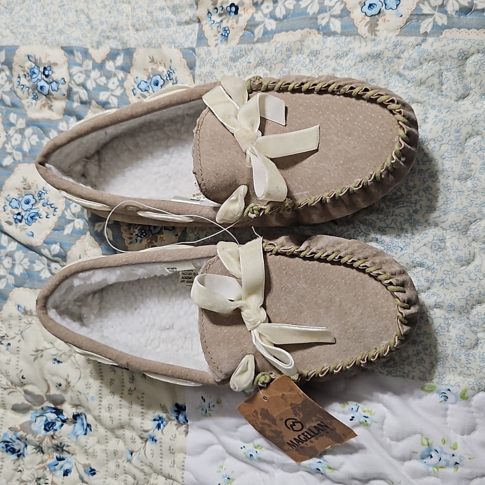 Magellan slippers with grips NWT